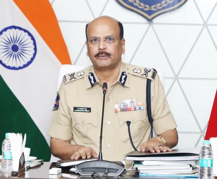 డీజీపీ ఎదుట లొంగిపోయిన 42 మంది మావోయిస్టులు