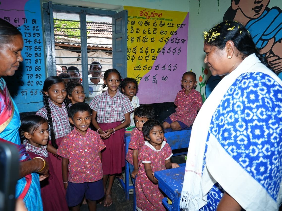 అంగన్వాడీ కేంద్రాన్ని సందర్శించిన మంత్రి