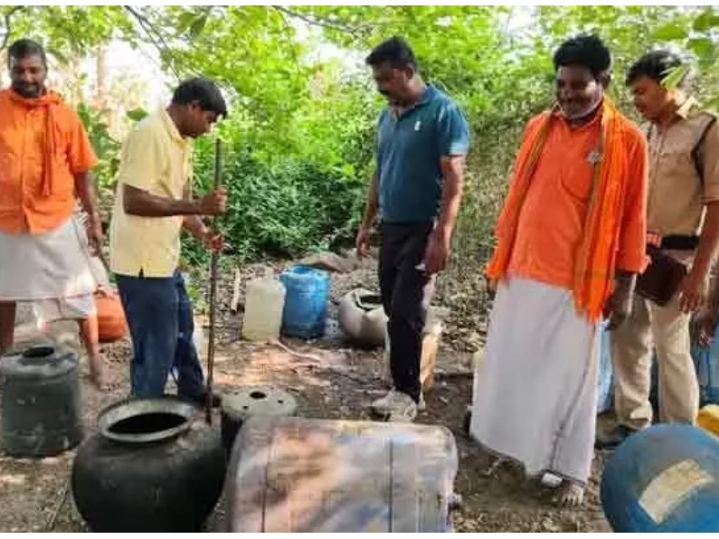 గుడుంబా స్థావరాలపై పోలీసుల దాడి