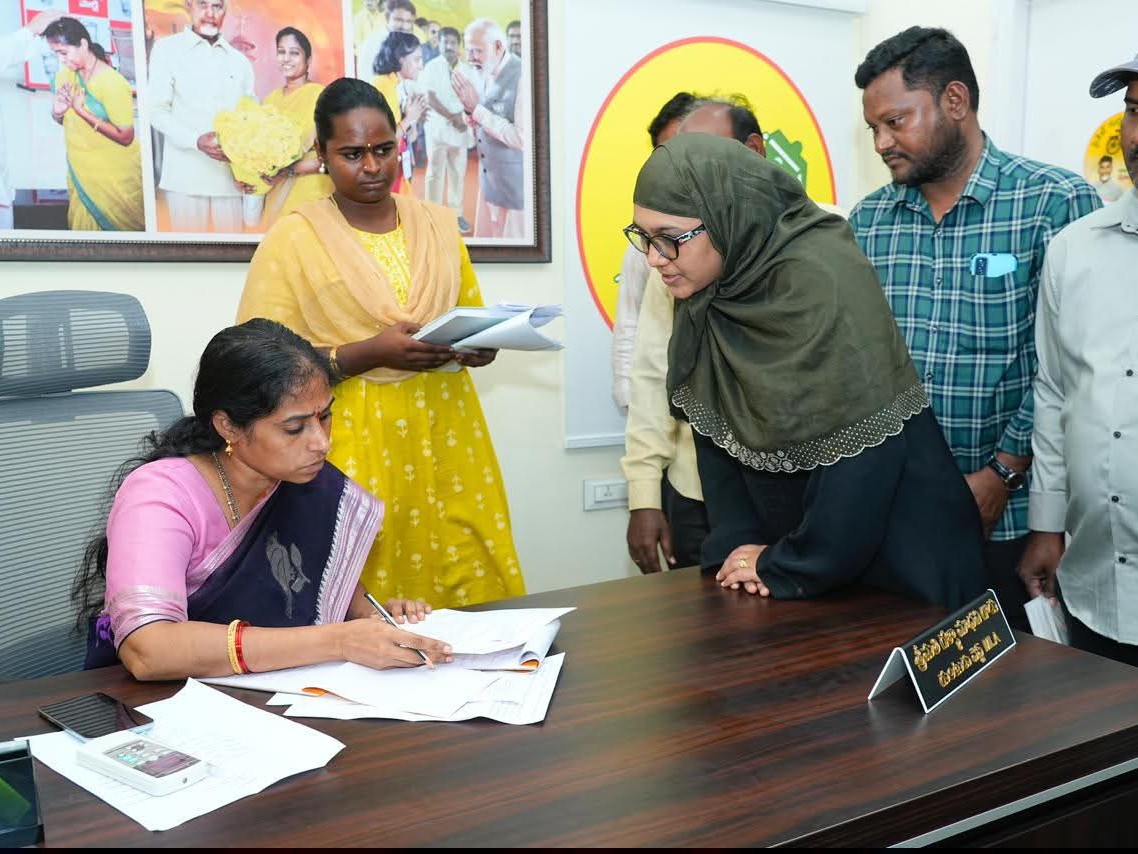 అర్జీలు స్వీకరించిన ఎమ్మెల్యే మాధవి