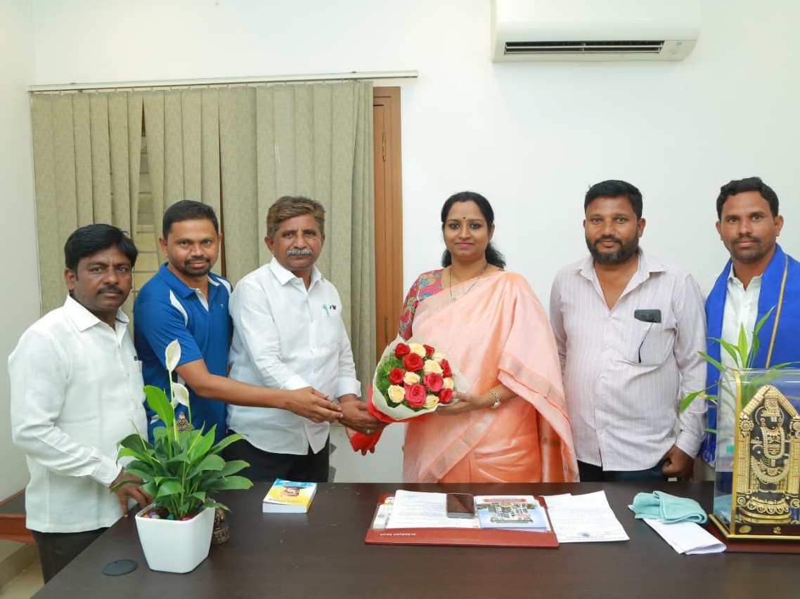 ఎంపీ కావ్యని కలిసిన మహనీయుల జయంతి ఉత్సవ కమిటీ