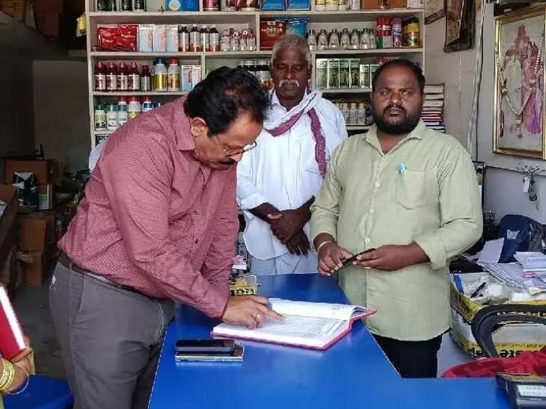 ‘ఎరువుల దుకాణాల్లో అదనపు కలెక్టర్ ఆకస్మిక తనిఖీలు’