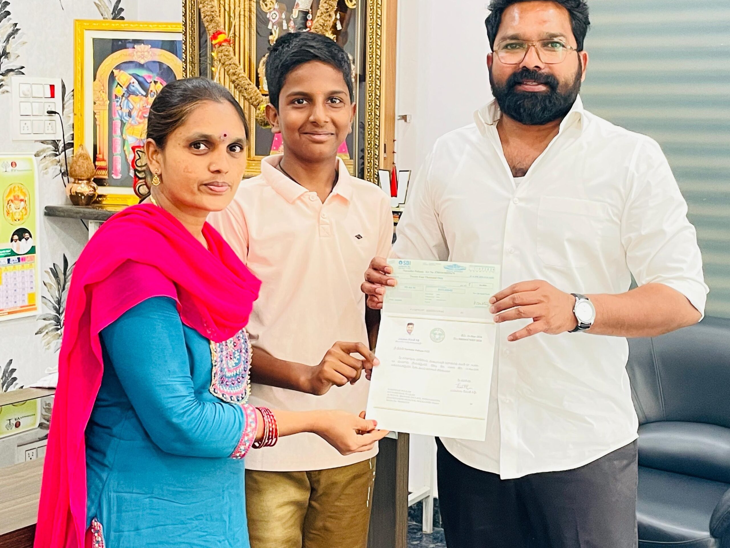 వర్షిత్ కుటుంబానికి సీఎంఆర్‌ఎఫ్ చెక్కు అందజేత