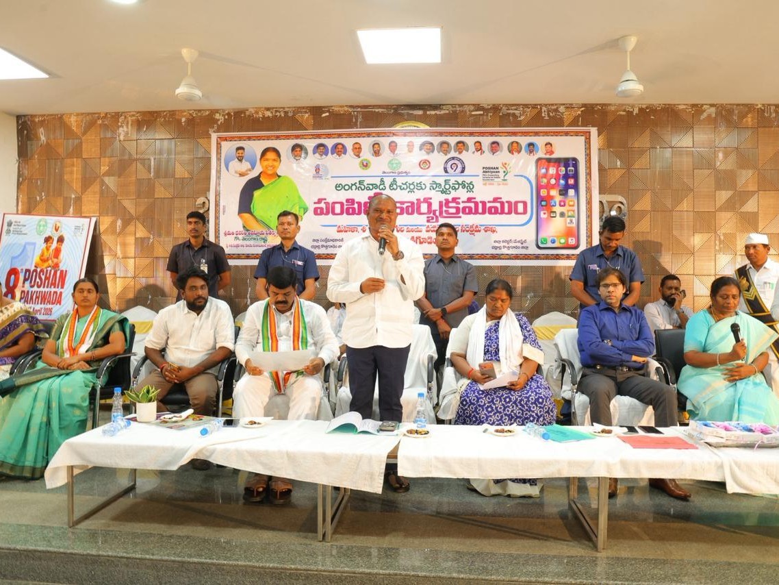 అంగన్వాడీ టీచర్లకు స్మార్ట్ ఫోన్‌లు  పంపిణీ