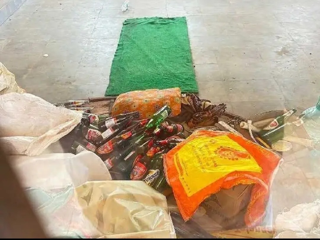 పాఠశాలలో మద్యం సీసాల కలకలం