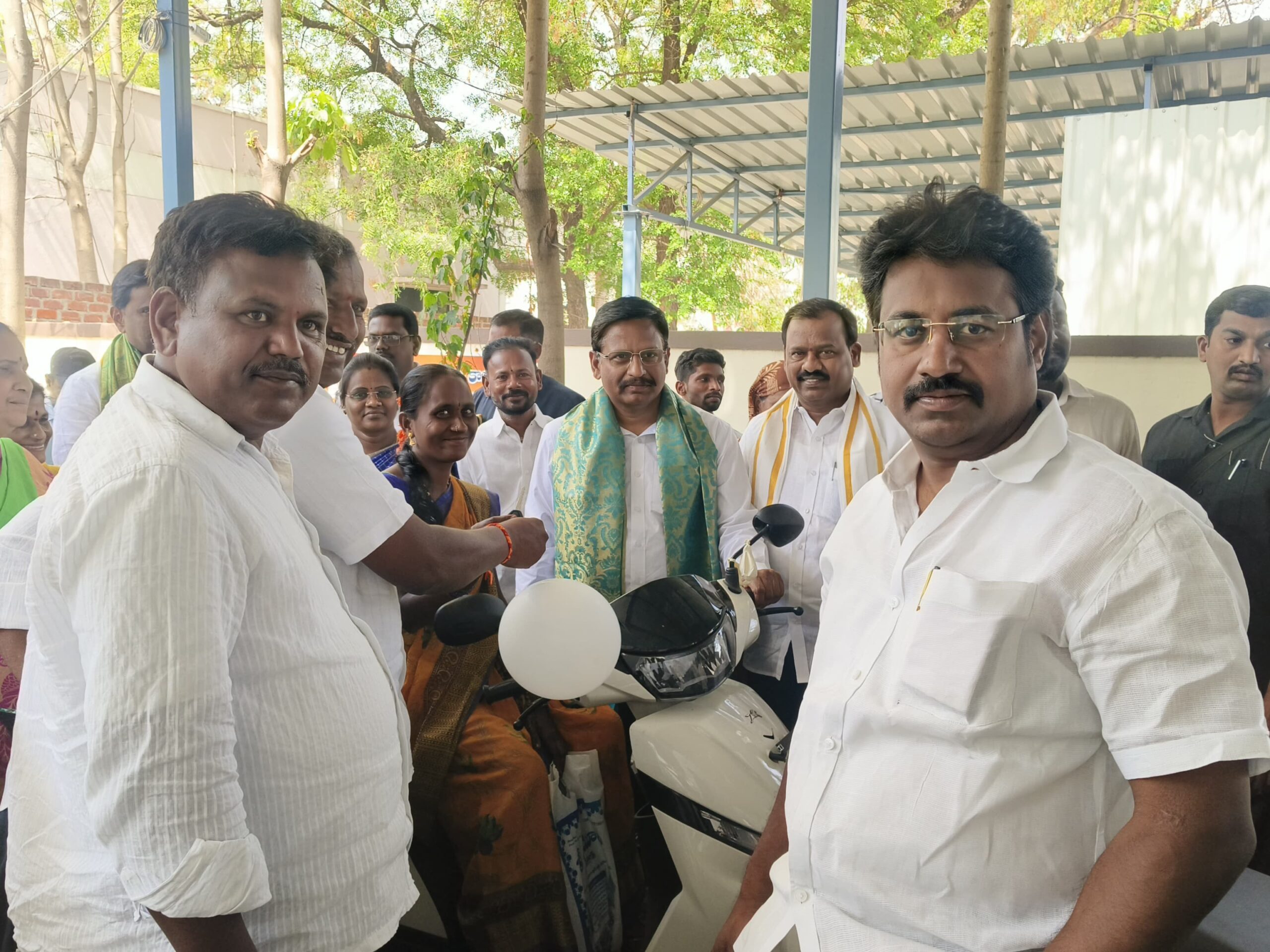 దివ్యాంగులకు స్కూటీలు పంపిణీ చేసిన ప్రభుత్వ విప్