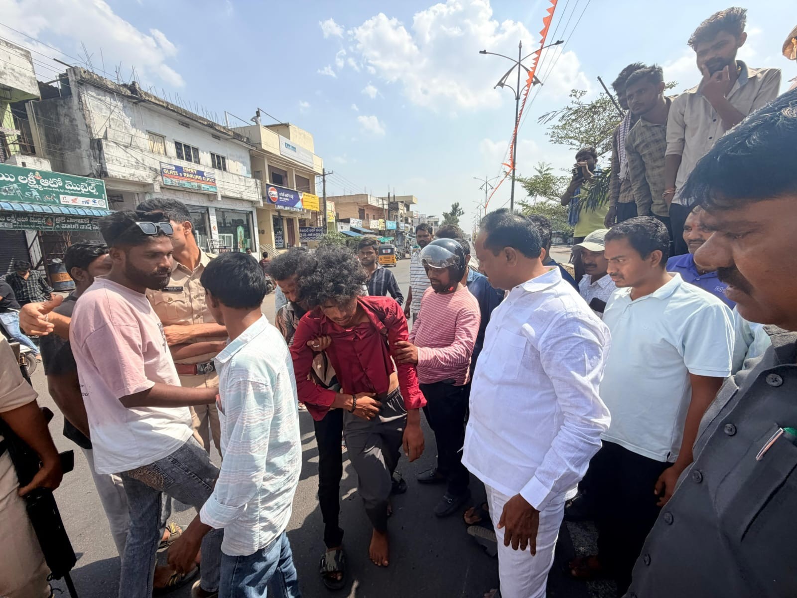 మానవత్వాన్ని చాటుకున్న ఎమ్మెల్యే గండ్ర