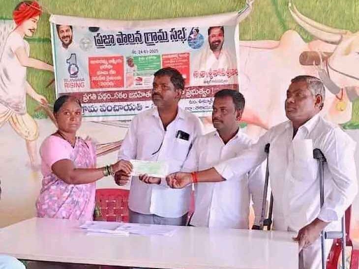 బిజ్వార్‌లో చెక్కుల పంపిణీ