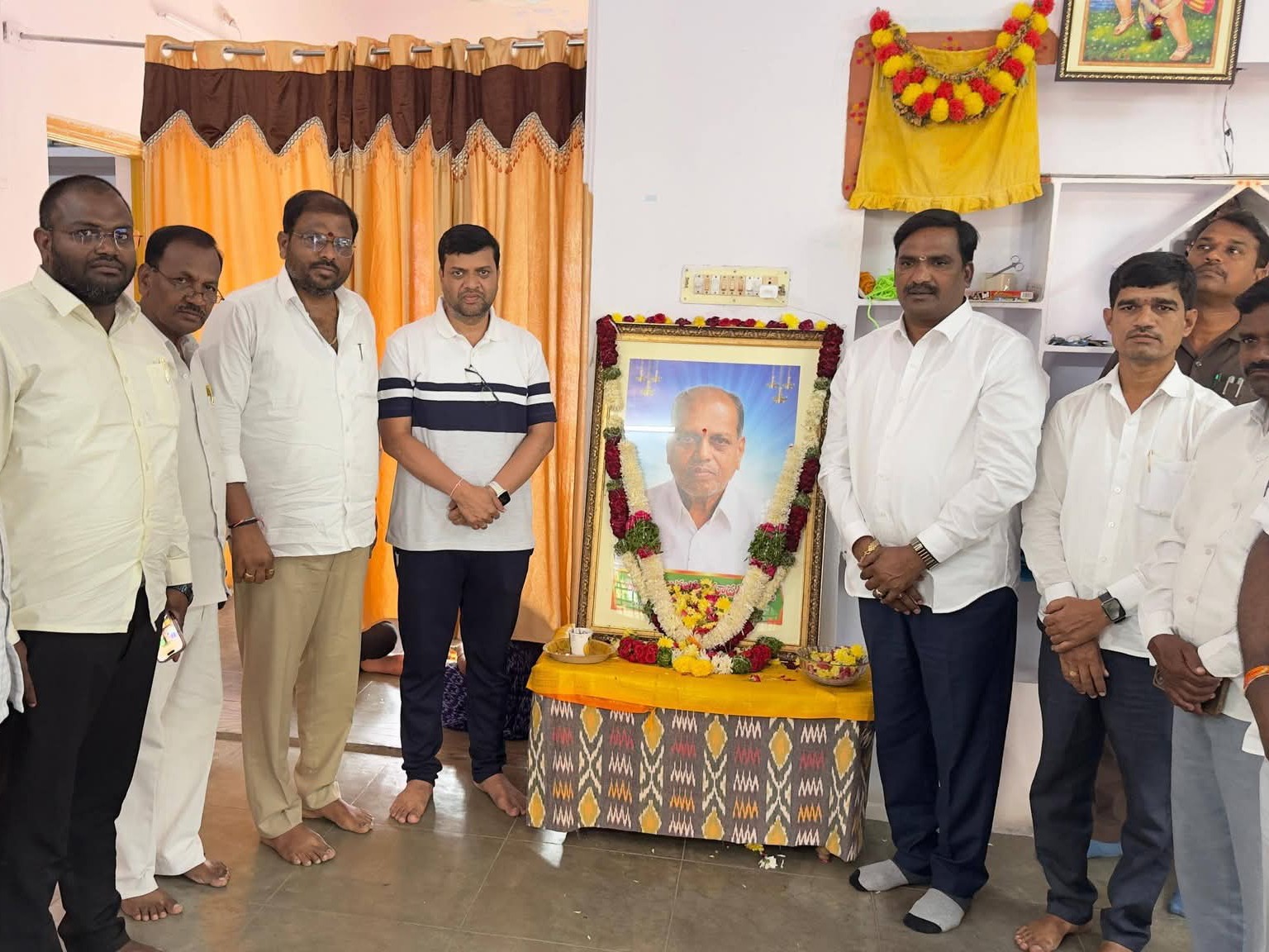 బడుగు యాదగిరి చిత్రపటానికి నివాళులు అర్పించిన ఎమ్మెల్యే