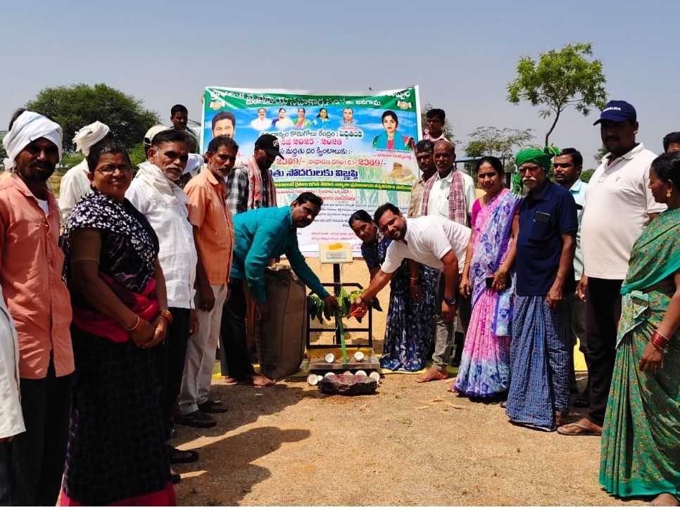 కొనుగోలు కేంద్రాన్ని ప్రారంభించిన సర్పంచ్