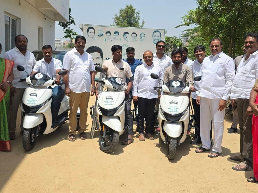 అంగన్వాడీలకు మొబైల్స్, దివ్యంగులకు స్కూటీల పంపిణీ