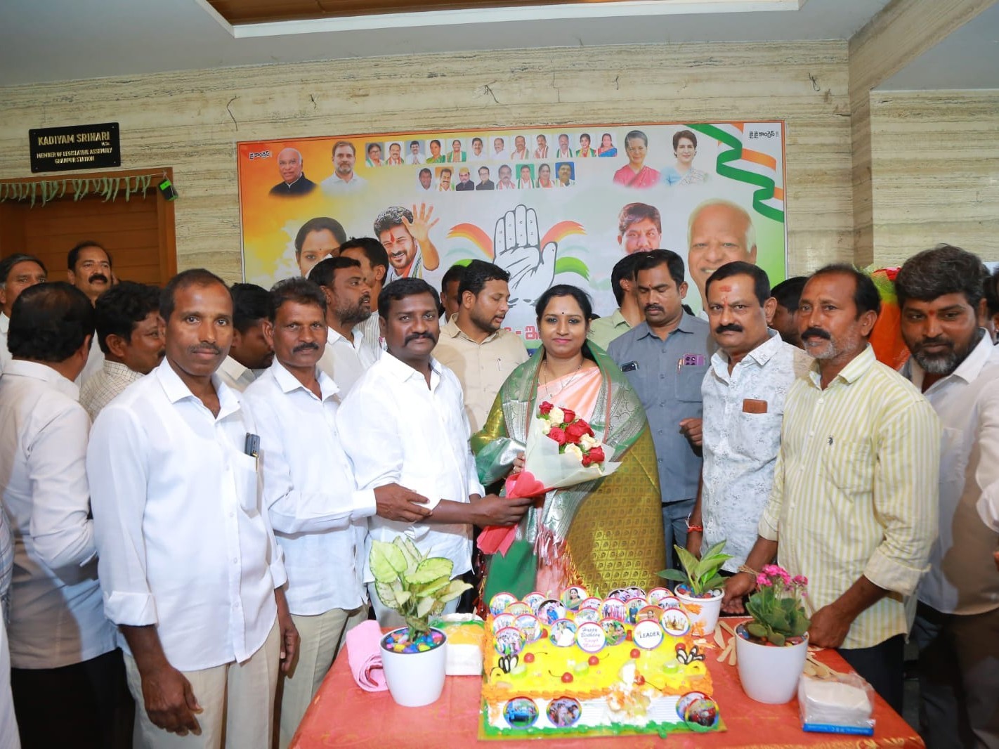 ఎంపీ కడియం కావ్యకు శుభాకాంక్షలు వెల్లువ