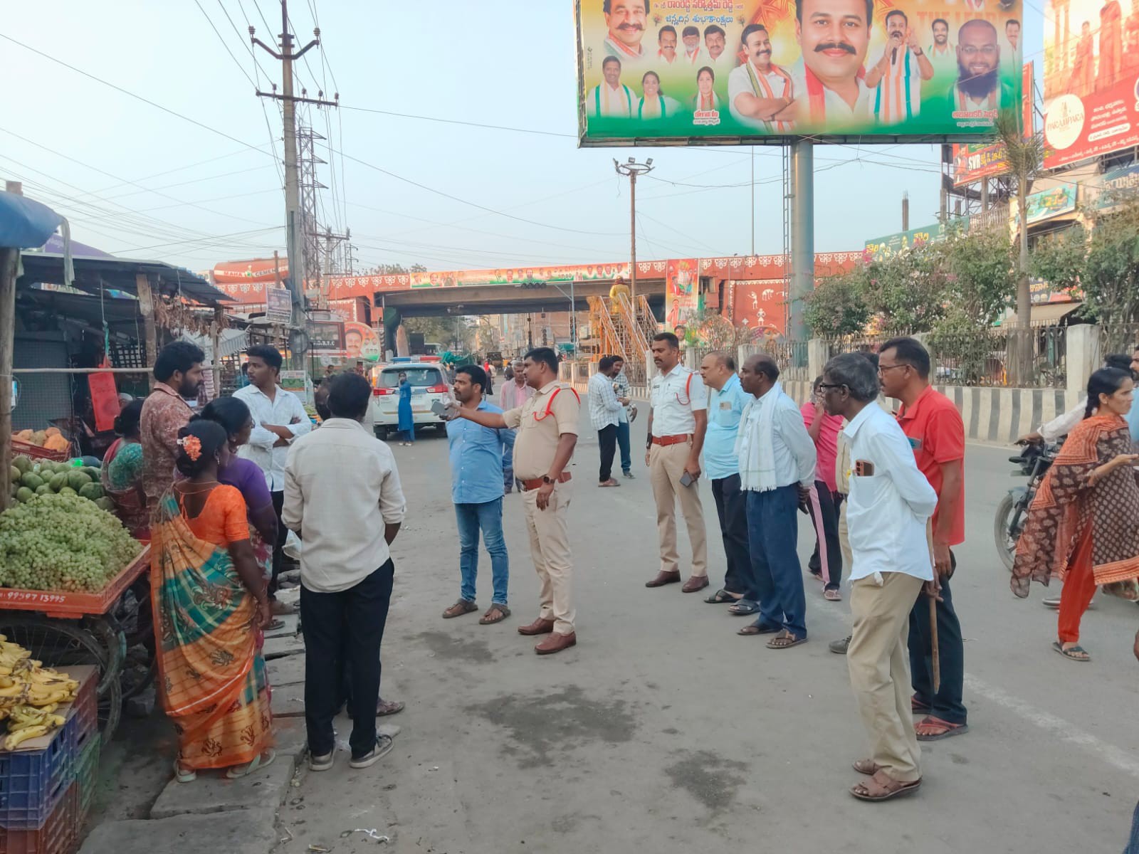 రోడ్ల ఆక్రమణలపై పట్టణ సీఐ హెచ్చరిక