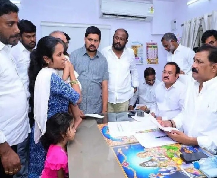 పబ్లిక్ గ్రీవెన్స్ నిర్వహించిన ఎమ్మెల్యే