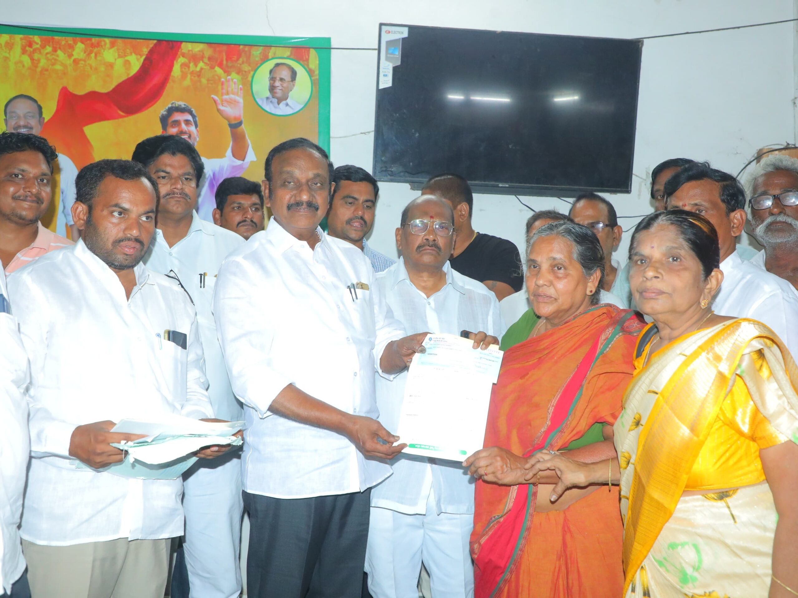 నరసరావుపేటలో CMRF చెక్కులు పంపిణీ