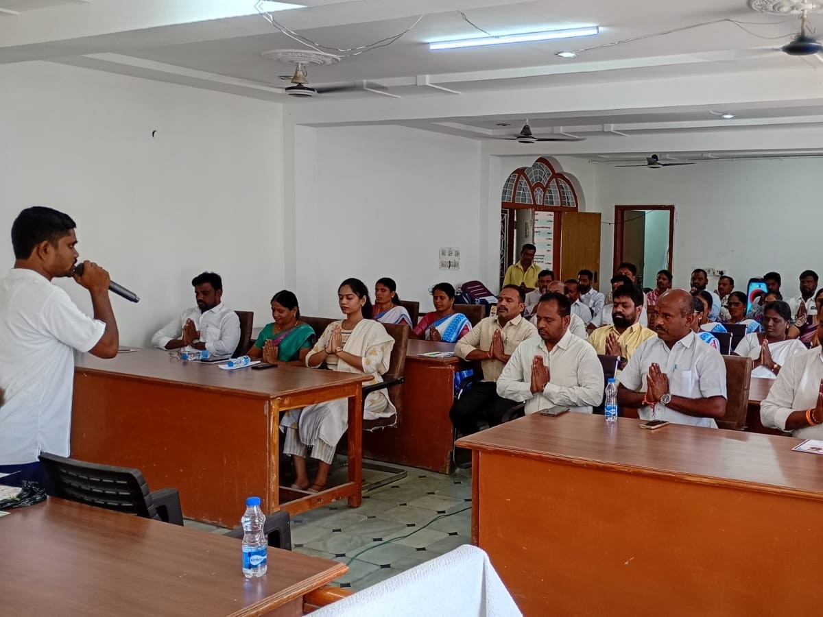 మున్సిపల్ సిబ్బందికి యోగా శిక్షణ
