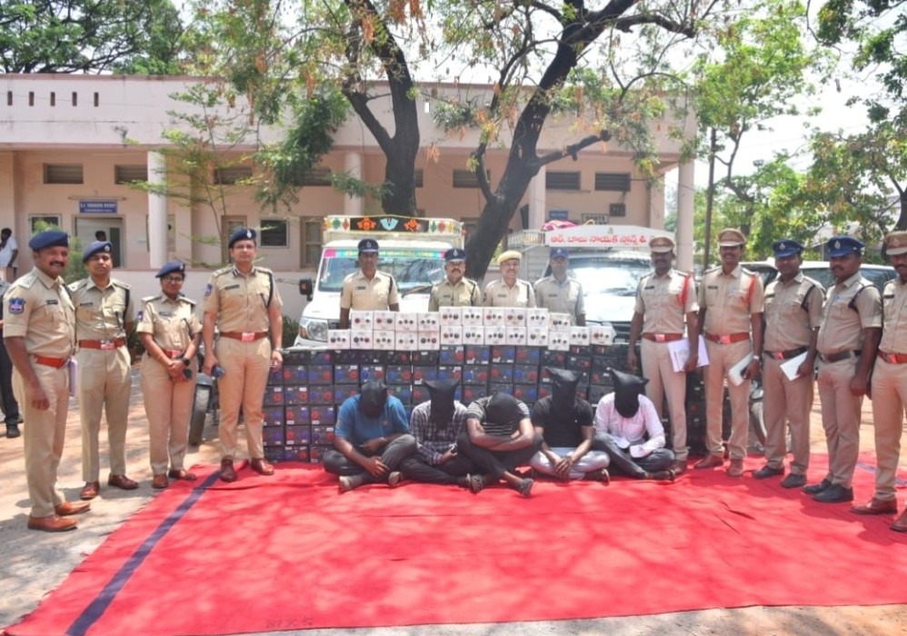 సెల్ టవర్ బ్యాటరీల చోరీ ముఠా అరెస్ట్
