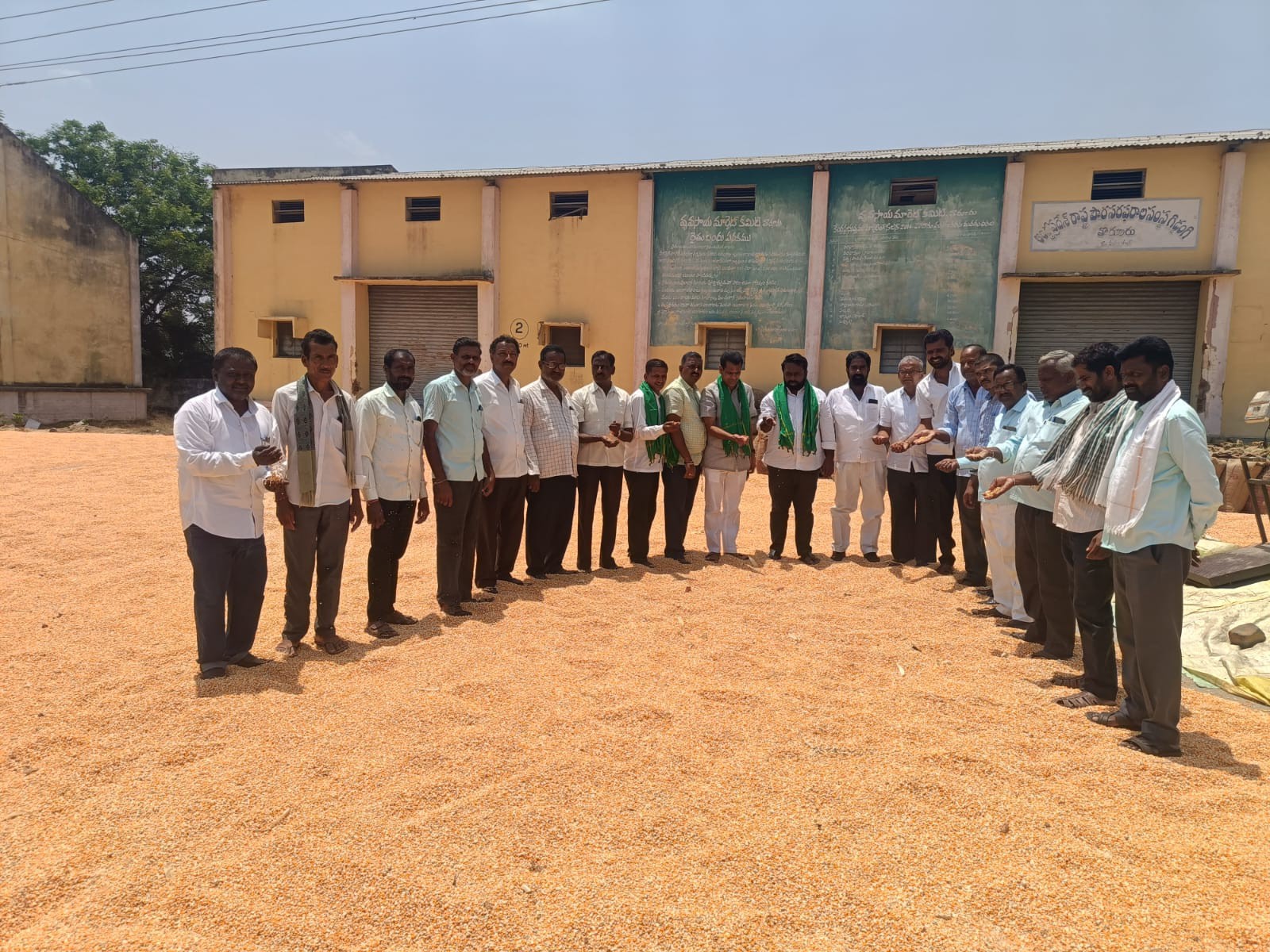 ‘దళారులను నమ్మి రైతులు మోసపోవద్దు’