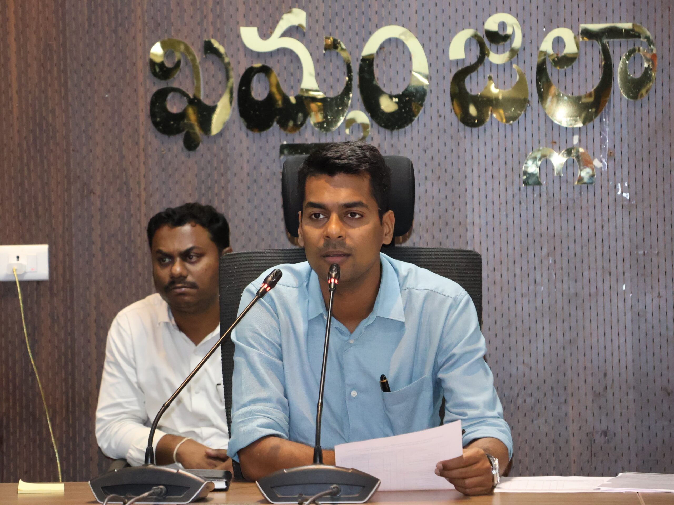 ఇందిరమ్మ ఇళ్ల నిర్మాణాలు పూర్తి చేయాలి: కలెక్టర్