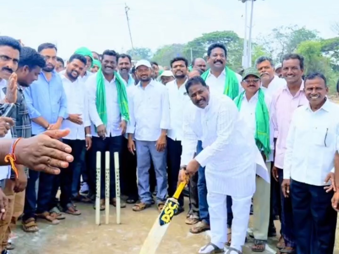 క్రికెట్ పోటీలు ప్రారంభించిన ఎమ్మెల్యే