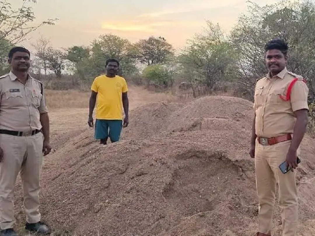 అక్రమ ఇసుక నిల్వలపై పోలీసుల మెరుపు దాడి