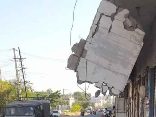 వనపర్తి బస్టాండ్ వద్ద ప్రమాదకర గోడ