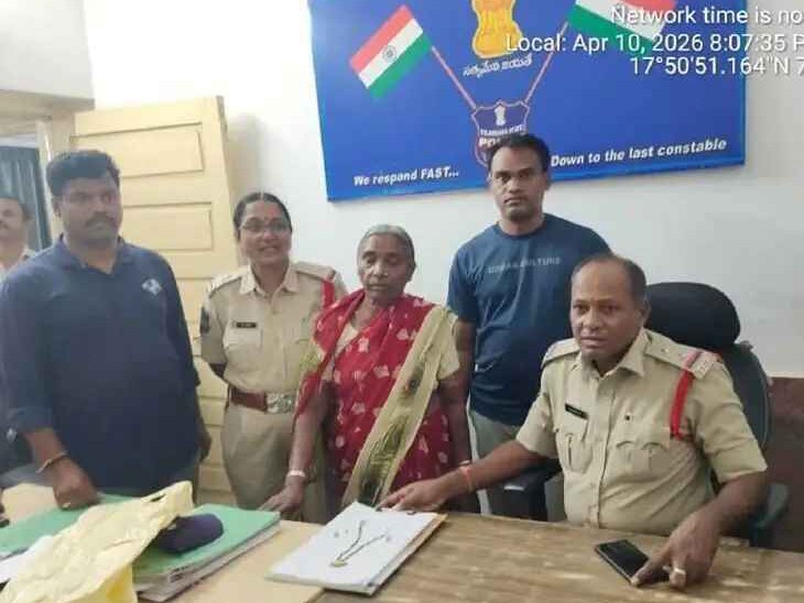 స్పృహ తప్పిన వృద్ధురాలిని రక్షించిన పోలీసులు