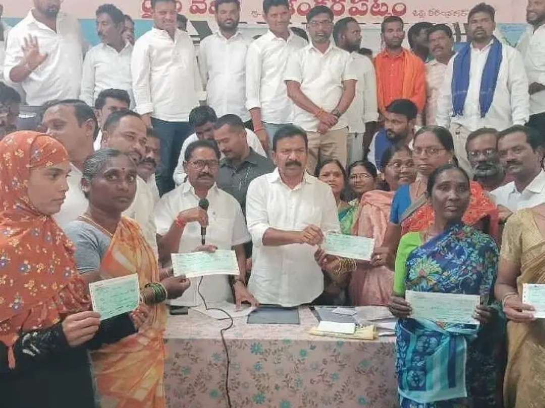 కళ్యాణ లక్ష్మి, సీఎంఆర్ఎఫ్  చెక్కుల పంపిణీ