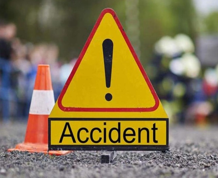 ప్రమాదం: లారీని ఢీకొట్టిన ట్రావెల్స్ బస్సు