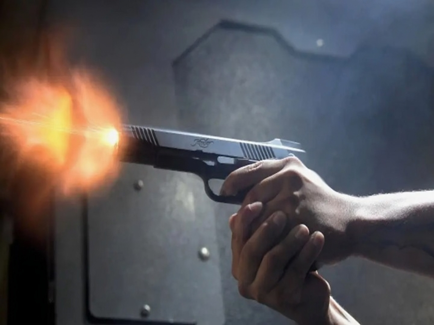 ప్రేమోన్మాదిపై పోలీసుల కాల్పులు