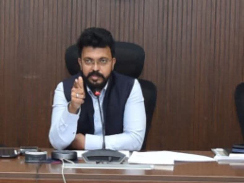 గుంటూరు జిల్లా అభివృద్ధిపై కలెక్టర్ సమీక్ష