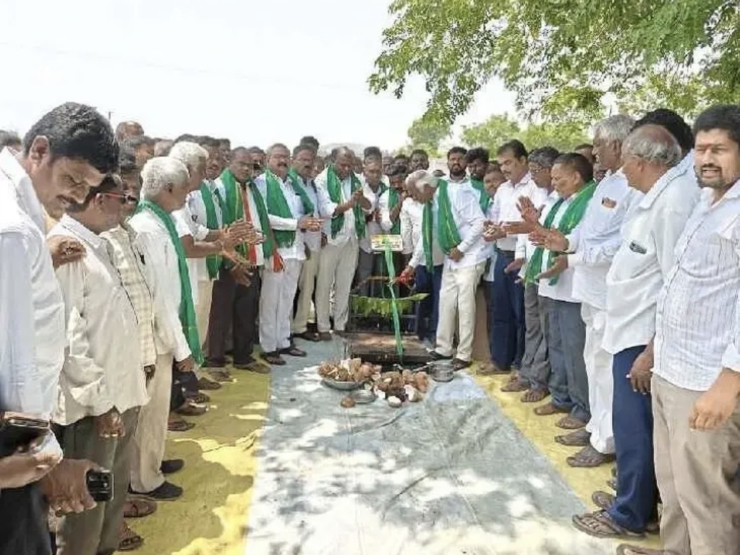మక్కల కొనుగోలు కేంద్రం ప్రారంభించిన ఎమ్మెల్యే