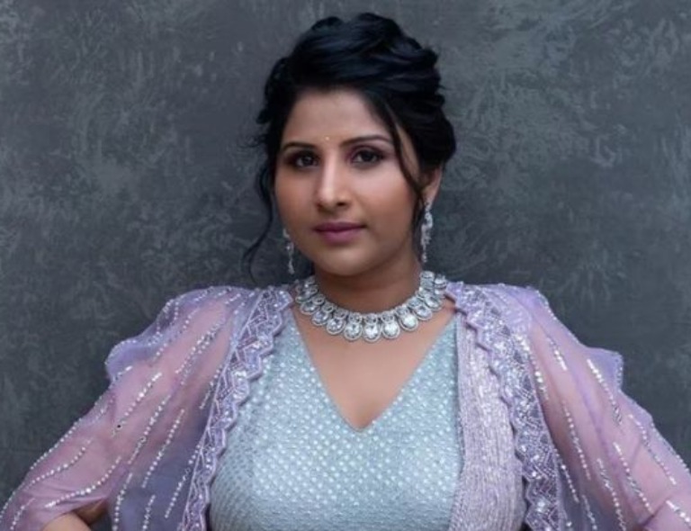 సింగర్ మంగ్లీపై కేసు నమోదు