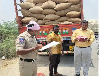 నేరేడుచ‌ర్ల‌లో అంత‌రాష్ట్ర ధాన్యం లారీల త‌నిఖీ