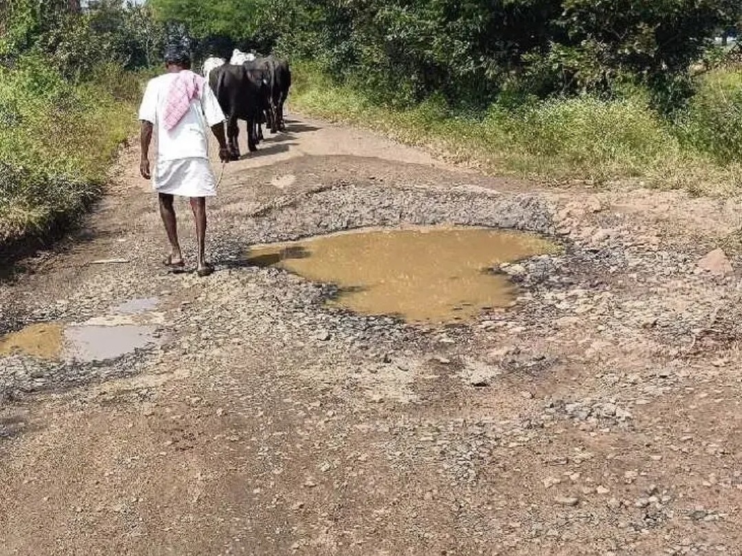 అధ్వానంగా మారిన రోడ్లు