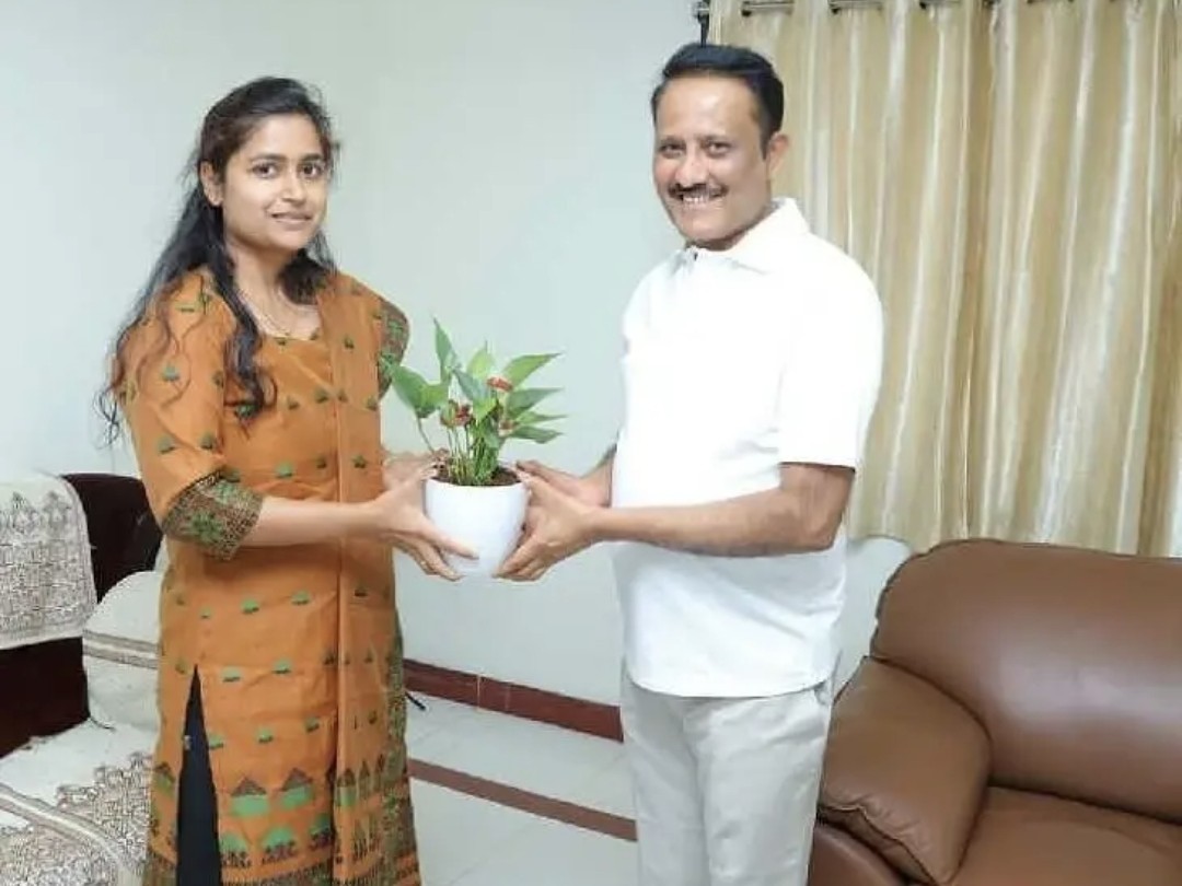 హైకోర్టు న్యాయమూర్తిని కలిసిన కలెక్టర్