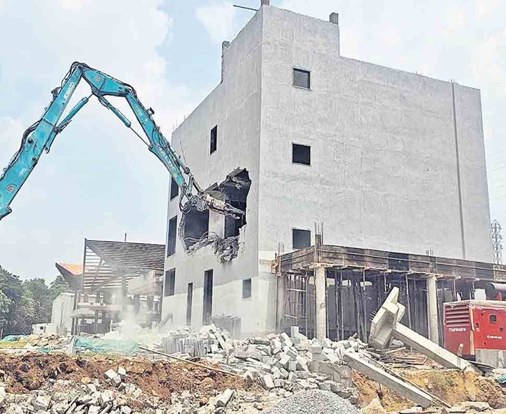 6 అంతస్తుల భవనాన్ని కూల్చిన ‘హైడ్రా’