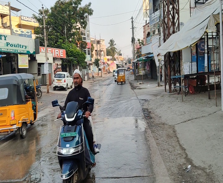 ఉప్పల్ నుంచి చిల్కానగర్ రోడ్డుపై డ్రైనేజీ అవస్తలు