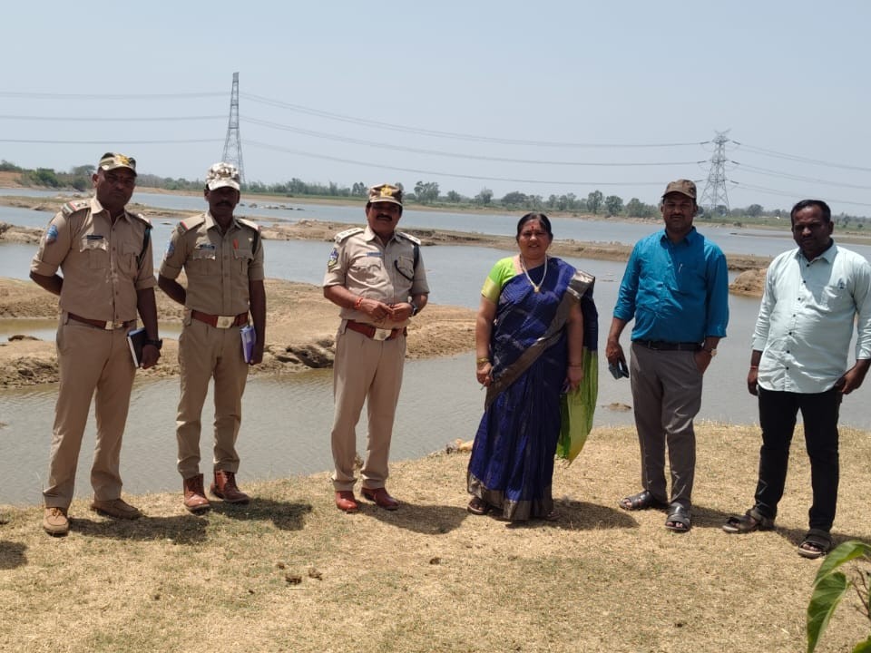 ఝాన్సీలింగాపూర్ పెద్ద చెరువును పరిశీలించిన అధికారులు