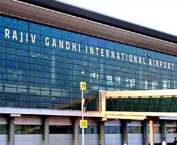 శంషాబాద్ ఎయిర్‌పోర్టులో ప్రయాణికుల ఆందోళన