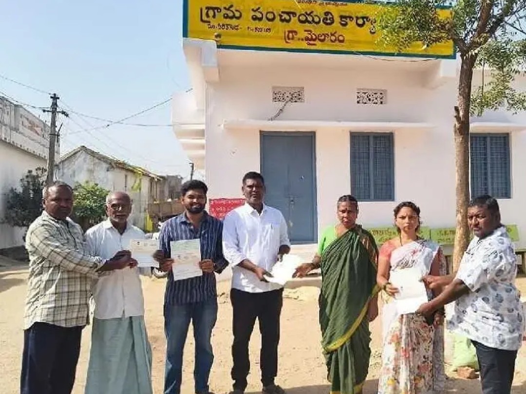 మైలారంలో సీఎంఆర్‌ఎఫ్ చెక్కుల పంపిణీ