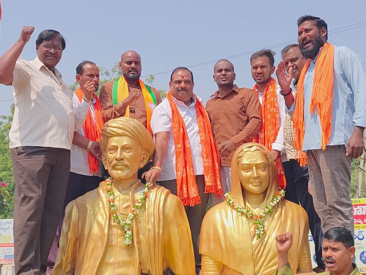 ఘనంగా ఫూలే జయంతి.. బీజేపీ శ్రేణుల నివాళి