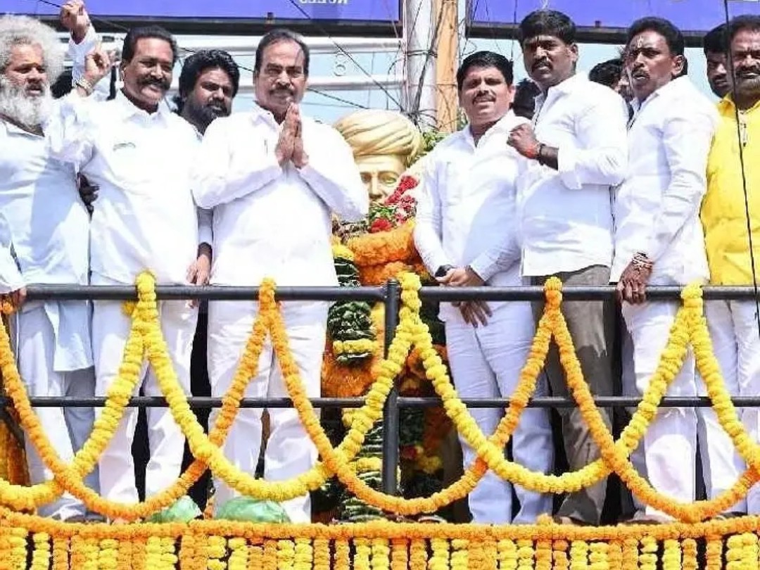 పూలేకు నివాళులర్పించిన జాయింట్ కలెక్టర్