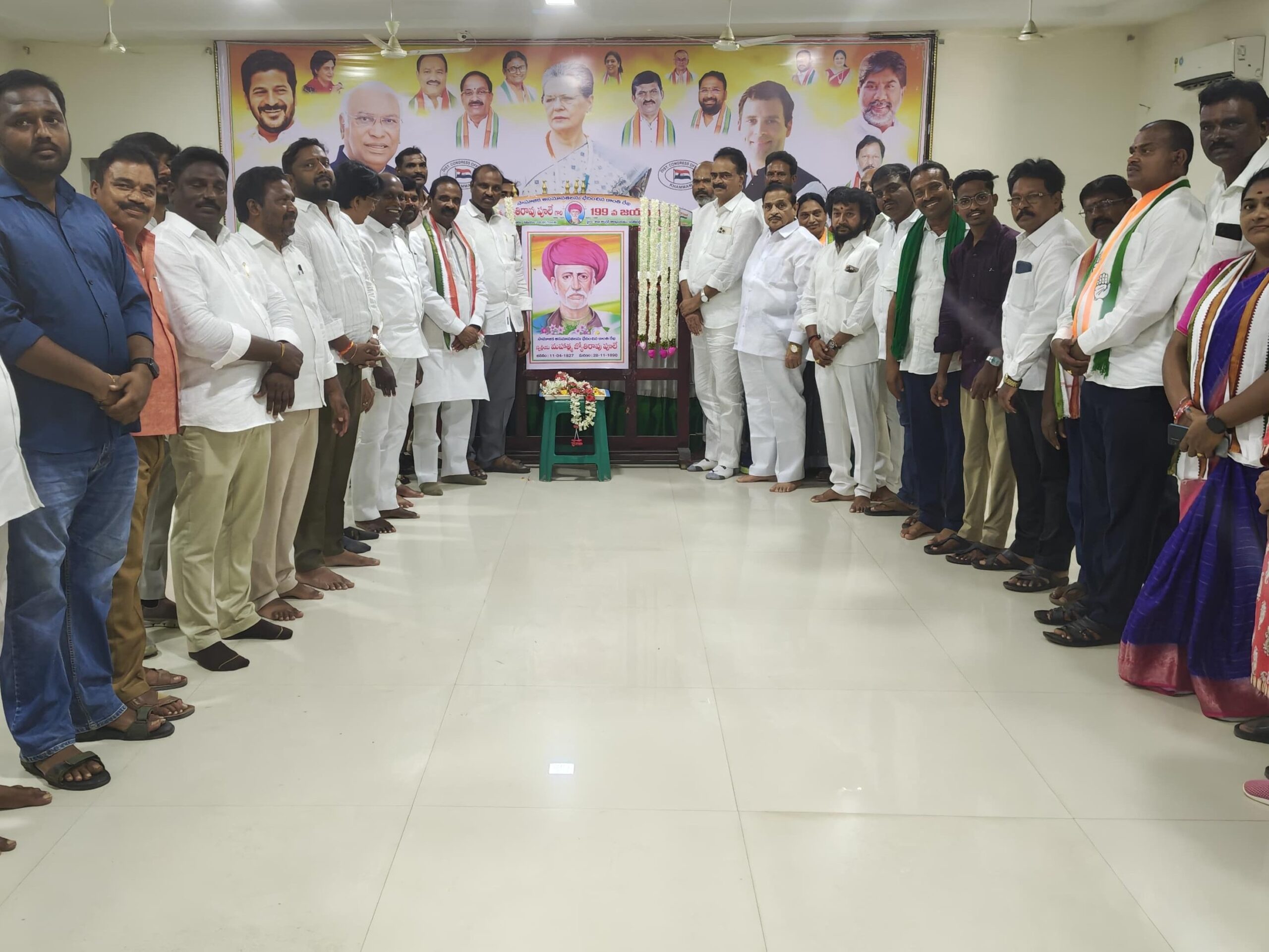 జ్యోతిరావు పూలే‌కు నివాళి అర్పించిన కాంగ్రెస్ నాయకులు