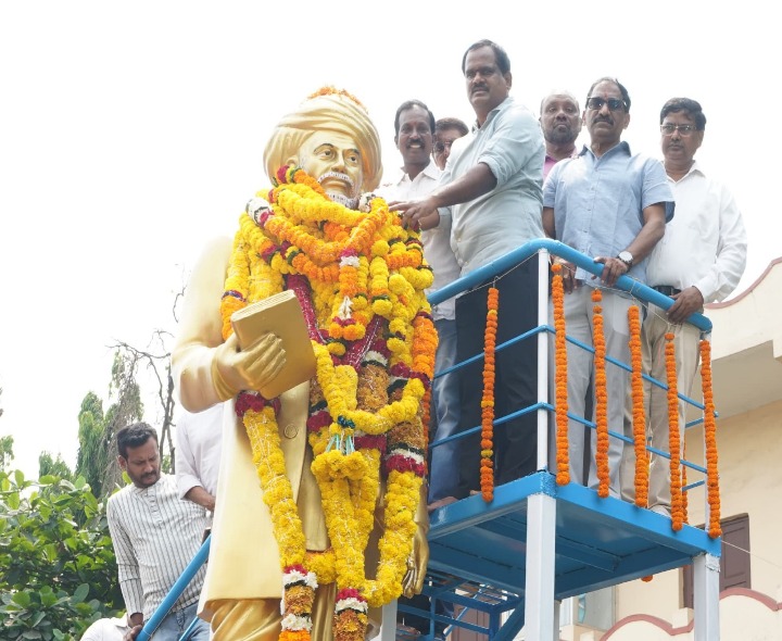 జ్యోతిరావు పూలే విగ్రహానికి నివాళులర్పించిన ఎమ్మెల్యే