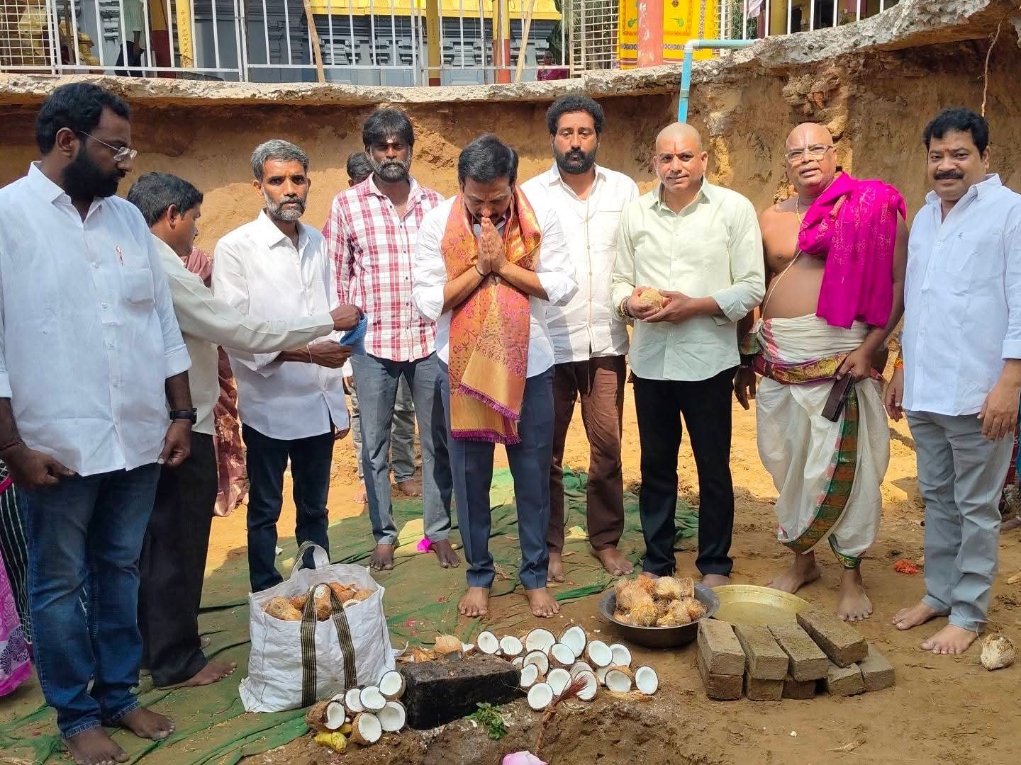 రాజ గోపుర పునః నిర్మాణానికి శంకుస్థాపన