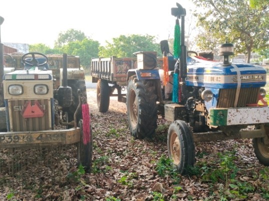 అక్రమ ఇసుక రవాణా ట్రాక్టర్లు సీజ్