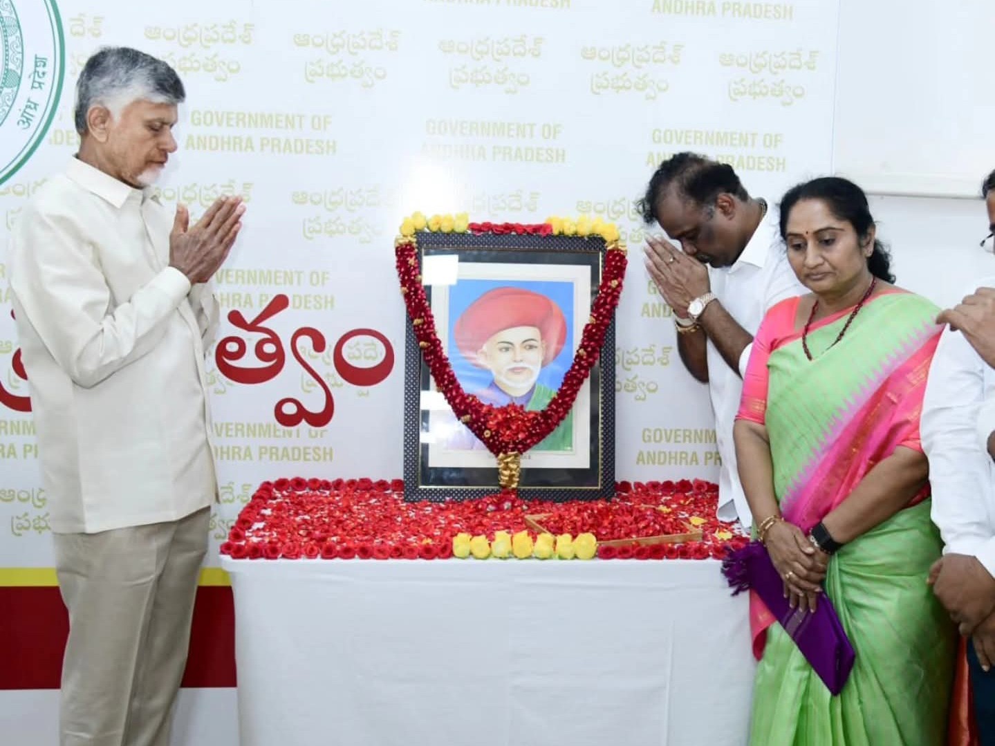 పూలే జయంతి సందర్భంగా సీఎం ఘన నివాళులు