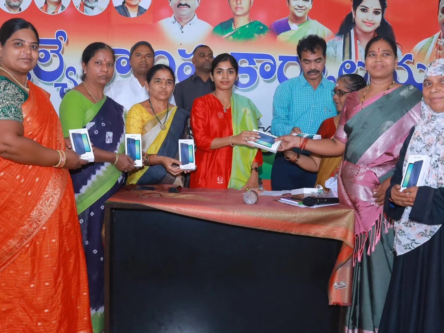 స్మార్ట్ ఫోన్లను పంపిణీ చేసిన పాలకుర్తి ఎమ్మెల్యే