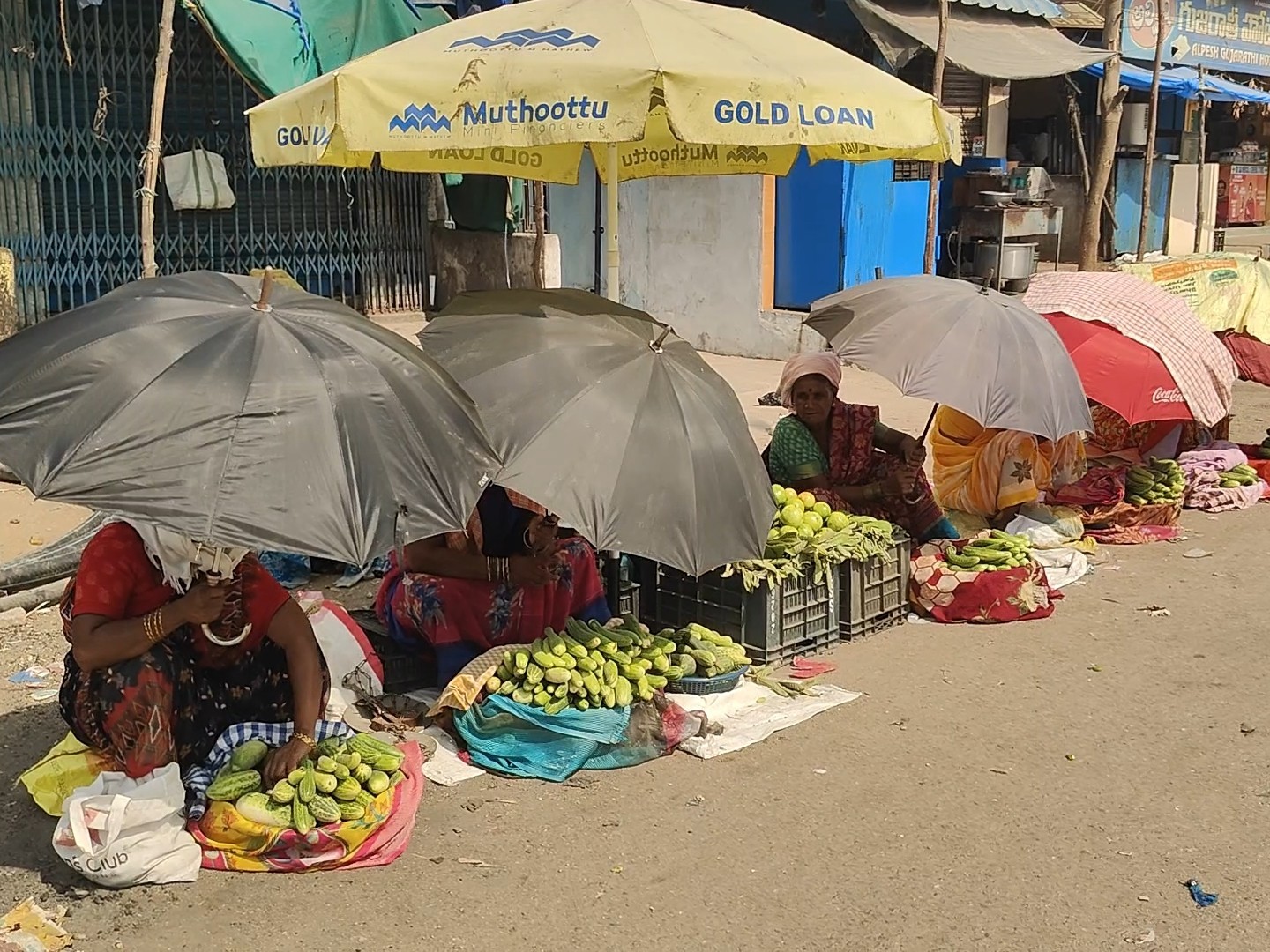 గొడుగు నీడన చిరు వ్యాపారం
